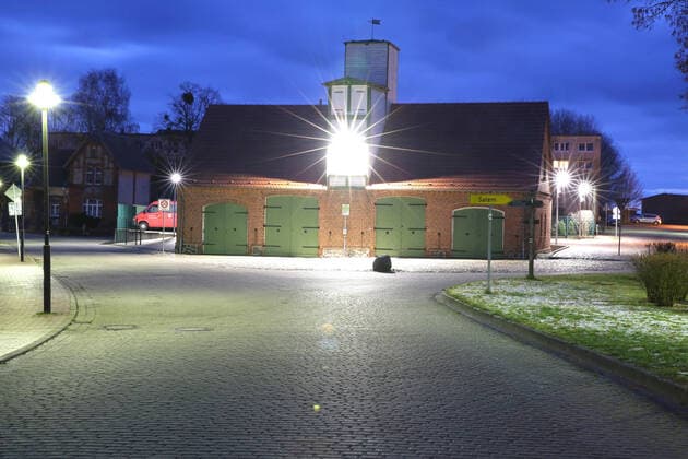 Blick am Sonnabend (16.01.2021) auf das Zentrum der Stadt Neukalen (Mecklenburgische Seenplatte) im Morgenlicht. Im Landkreis Mecklenburgische Seenplatte gilt wegen der hohen Fallzahlen bei der Ausbreitung des Coronavirus nach wie vor eine abendliche Ausgangsbeschränkung. Nach dieser ist ab sofort das Verlassen und der Aufenthalt außerhalb der eigenen häuslichen Unterkunft ohne triftigen Grund täglich von 20:00 Uhr bis 6:00 Uhr des Folgetages untersagt. Ein triftiger Grund ist beispielsweise die Ausübung der beruflichen Tätigkeit sowie die Inanspruchnahme medizinischer Versorgungsleistungen. Weiterhin ist der Besuch bei Ehe- und Lebenspartnern sowie bei Partnern von Lebensgemeinschaften, hilfsbedürftigen Menschen, Kranken oder Menschen mit