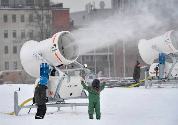 STOCKHOLM 20210116 Full fart pa utomhusaktiviteter i ett vitrigt Stockholm pa lördagen. Stockholm Stad vände för nagra dagar sedan i uppfattningen att inte anlägga skidspar med tanke pa den radande pandemin. Här ses snökanonerna i full gang med att producera snö pa Gärdet. Foto Anders Wiklund TT kod 10040 Stockholm Sverige x10040x *** STOCKHOLM 20210116 Full speed ahead for outdoor activities in a windy Stockholm on Saturday Stockholm City turned a few days ago in the opinion not to build ski pairs in view of the eruption pandemic Here are the snow cannons in full swing producing snow at Gärdet Photo Anders Wiklund TT code 10040 Stockholm Sweden x10040x,  Copyright: xAndersxWiklund TTx Snö-Stockholm
