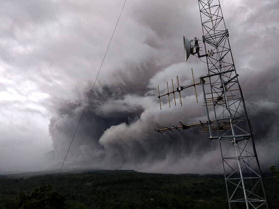 Bilder des Jahres 2021, News 01 Januar News Themen der Woche KW02 News Bilder des Tages (210116) -- LUMAJANG, Jan. 16, 2021 -- Photo provided by Indonesia s National Disaster Management Agency () shows Mount Semeru spewing volcanic materials in Lumajang, East Java, Indonesia, Jan. 16, 2021. ( Handout via Xinhua) INDONESIA-LUMAJANG-MOUNT SEMERU-ERUPTION BNPB 