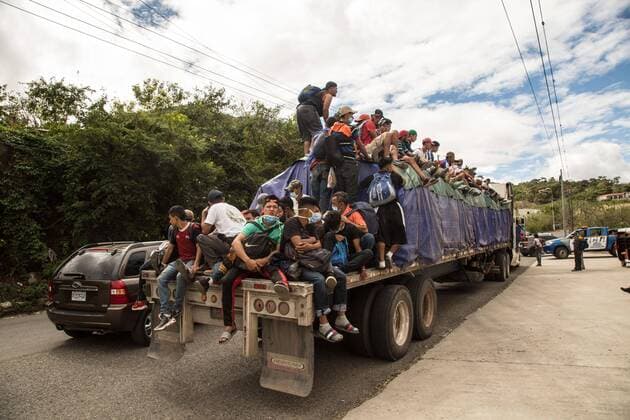 Bilder des Jahres 2021, News 01 Januar News Themen der Woche KW02 News Bilder des Tages Jocotan (Guatemala), 16 01 2021.- Dozens of migrants traveling on a cargo truck meets a police checkpoint on a highway near Jocotan, Guatemala, 16 January 2021. Thousands of Hondurans walk this Saturday through Guatemala towards Mexico and then the United States in a new migrant caravan of citizens who say they are fleeing Honduras due to the lack of employment opportunities and insecurity. Hondurans from the migrant caravan begin to cross Guatemala to the United States !ACHTUNG: NUR REDAKTIONELLE NUTZUNG!  Copyright: xEstebanxBibax AME9727 20210116-637464239469209695