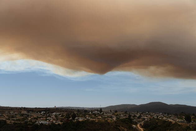 IMAGO Nature: Unsere Erde, Klimawandel, Waldbrände Bilder des Jahres 2021, News 01 Januar News Themen der Woche KW02 News Bilder des Tages January 16, 2021, Quilpue, Valparaiso, Chile: A large cloud of smoke from forest fires settles over Quilpue. Quilpue Chile - ZUMAb332 20210116_zip_b332_032 Copyright: xMatiasxBasualdox