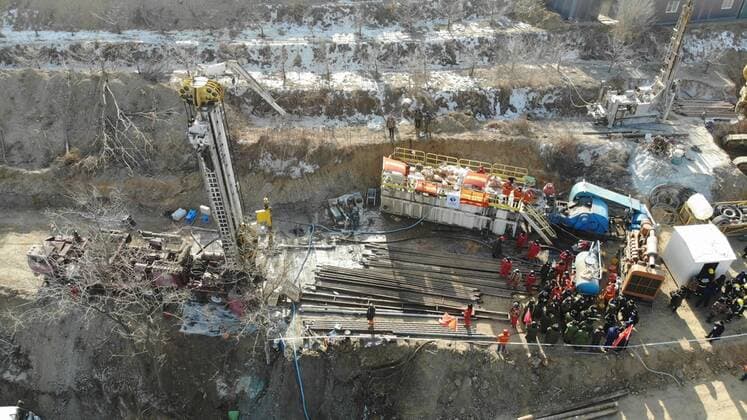 Bilder des Jahres 2021, News 01 Januar News Themen der Woche KW02 News Bilder des Tages (210117) -- QIXIA, Jan. 17, 2021 -- Aerial photo taken on Jan. 17, 2021 shows rescuers drilling a hole at the explosion site of a gold mine in Qixia City, east China s Shandong Province. Twenty-two workers have been trapped underground after an explosion ripped through the gold mine that was under construction in east China s Shandong Province. Rescuers have drilled a hole from the ground to the tunnel where the trapped workers are located. ) CHINA-SHANDONG-QIXIA-GOLD MINE-RESCUE (CN) WangxKai 