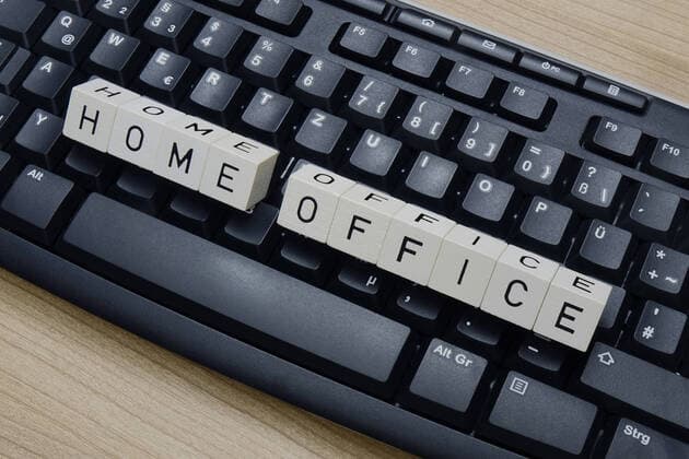 Tastatur und Homeoffice Tastatur und Homeoffice, 27.12.2020, Borkwalde, Brandenburg, Auf einer Tastatur liegen Buchstabenwürfel mit dem Schriftzug Homeoffice.