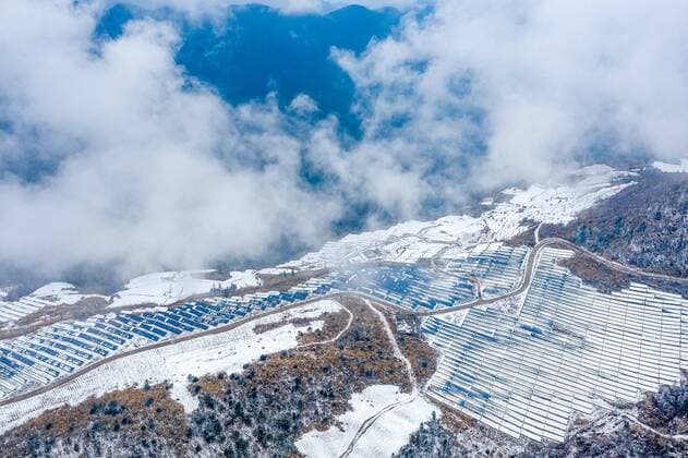 IMAGO Nature: Unsere Erde, Energiequellen, Photovoltaik CHONGQING, CHINA - JANUARY 17: Aerial view of a photovoltaic power station covered by snow at Qianjiang District on January 17, 2021 in Chongqing, China.  Copyright: xVCGx CFP111314034206