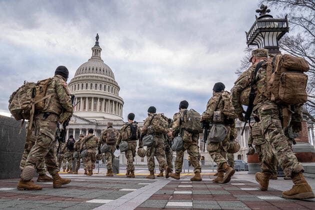 Bilder des Jahres 2021, News 01 Januar News Themen der Woche KW02 News Bilder des Tages National Guard troops secure the Nation s Capital ahead of the upcoming inauguration for President Joe Biden at the U.S. Capitol in Washington, DC on Sunday, January 17, 2021. Security is extra tight since Jan 6, when pro-Trump MAGA mobs breached the security perimeter and penetrated the U.S. Capitol.  WAP20210117533 KenxCedeno