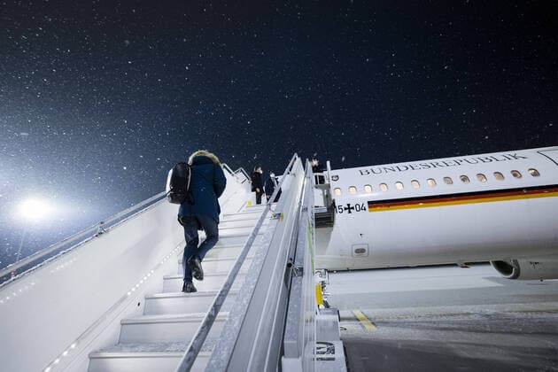 Bundesaussenminister Heiko Maas, SPD, aufgenommen beim betreten eines Flugzeuges der Flugbereitschaft der Bundeswehr am Flughafen BER. 17.01.2021. Berlin Deutschland