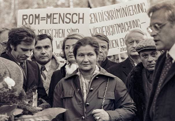 Bergen Belsen, Gedenkveranstaltung im ehemaligen KZ Bergen-Belsen 1979, Oktober 1979 veranstaltete der damalige Verband Deutscher Sinti mit Unterstützung der Gesellschaft für bedrohte Völker im ehemaligen KZ Bergen-Belsen eine erste große internationale Gedenkveranstaltung für die Opfer der Sinti und Roma. Die erste Präsidentin des Europäischen Parlaments, Simone Veil, hielt eine Ansprache. Als jüdische Überlebende der Konzentrationslager Auschwitz und Bergen-Belsen hob sie ihre Solidarität mit den ehemals verfolgten Sinti und Roma hervor. *** Bergen Belsen, commemoration ceremony in the former Bergen Belsen concentration camp In 1979, October 1979, the then Association of German Sinti, with the support of the Societ