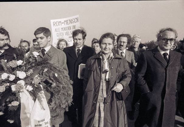 Bergen Belsen, Gedenkveranstaltung im ehemaligen KZ Bergen-Belsen 1979, Oktober 1979 veranstaltete der damalige Verband Deutscher Sinti mit Unterstützung der Gesellschaft für bedrohte Völker im ehemaligen KZ Bergen-Belsen eine erste große internationale Gedenkveranstaltung für die Opfer der Sinti und Roma. Die erste Präsidentin des Europäischen Parlaments, Simone Veil, hielt eine Ansprache. Als jüdische Überlebende der Konzentrationslager Auschwitz und Bergen-Belsen hob sie ihre Solidarität mit den ehemals verfolgten Sinti und Roma hervor. *** Bergen Belsen, commemoration ceremony in the former Bergen Belsen concentration camp In 1979, October 1979, the then Association of German Sinti, with the support of the Societ