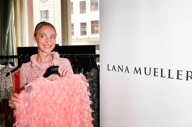 Bilder des Jahres 2021, Entertainment 01 Januar Entertainment Themen der Woche KW02 Entertainment Bilder des Tages Lana Mueller beim Fototermin zur Lana Mueller Couture auf der MBFW im Rahmen der Berlin Fashion Week Autumn Winter 2021 im 1. OG vom Restaurant Borchardt. Die Lana Mueller Fashion Show findet am Dienstag, 19.01.2021 statt und läuft live auf MBFW.berlin, vogue.de und Instagram. Berlin, 17.01.2021 *** Lana Mueller at the photo session for Lana Mueller Couture at MBFW during Berlin Fashion Week Autumn Winter 2021 on the 1st floor of Restaurant Borchardt The Lana Mueller Fashion Show will take place on Tuesday, 19 01 2021 and will run live on MBFW berlin, vogue de and Instagram Berlin, 17 01 2021 Foto:xF.xKernx xFuturexImage