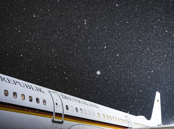 Ein Flugzeug der Flugbereitschaft der Bundeswehr steht am Flughafen BER bereit. 18.01.2021. Berlin Deutschland *** An aircraft of the Bundeswehr Air Force stands by at BER airport 18 01 2021 Berlin Germany Copyright: xFelixxZahn photothek.netx
