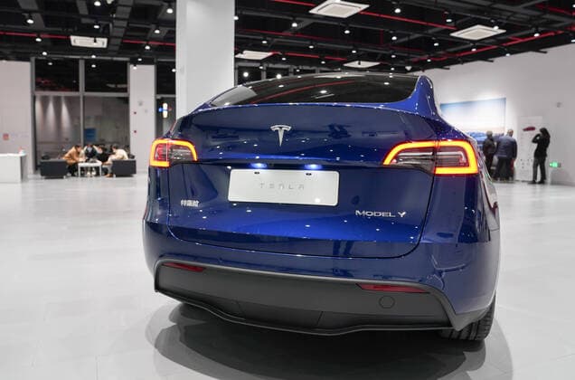 (210118) -- SHANGHAI, Jan. 18, 2021 -- A Tesla Model Y vehicle is pictured at a Tesla Center in east China s Shanghai, Jan. 18, 2021. U.S. electric carmaker Tesla Inc. on Monday began Shanghai deliveries of its built-in-China Model Y. On Jan. 7, 2020, Tesla launched the project to manufacture Model Y vehicles in its Shanghai Gigafactory, its first overseas plant outside the United States. The China-made model went on sale on Jan. 1. ) CHINA-SHANGHAI-TESLA-MODEL Y-DELIVERIES (CN) DingxTing 