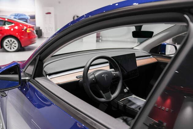 (210118) -- SHANGHAI, Jan. 18, 2021 -- A Tesla Model Y vehicle is pictured at a Tesla Center in east China s Shanghai, Jan. 18, 2021. U.S. electric carmaker Tesla Inc. on Monday began Shanghai deliveries of its built-in-China Model Y. On Jan. 7, 2020, Tesla launched the project to manufacture Model Y vehicles in its Shanghai Gigafactory, its first overseas plant outside the United States. The China-made model went on sale on Jan. 1. ) CHINA-SHANGHAI-TESLA-MODEL Y-DELIVERIES (CN) DingxTing 