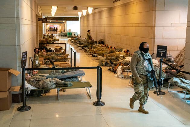News Bilder des Tages National Guard troops rest up inside the U.S. Capitol ahead of the inauguration for President-elect Joe Biden in Washington, DC on Monday, January 18, 2021. Security is even tighter given the recent events when pro-Trump MAGA mobs breached the security perimeter and penetrated the U.S. Capitol on Jan 6.  WAP20210118527 KenxCedeno