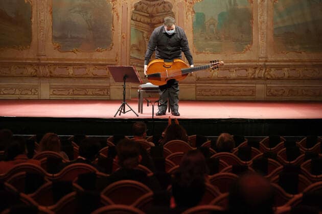 Bilder des Jahres 2021, Entertainment 01 Januar Entertainment Themen der Woche KW03 Entertainment Bilder des Tages Teodoro BaÃ¹ salutes the audience after his Resonance performance event which included interpretations of Bach™s suites on the viola da gamba during the Valletta Baroque Festival 2021 at the The Teatru Manoel (Manoel Theatre, Valletta, Malta on 18 January 2021. Valletta Baroque Festival 2021 MVBF_20_21