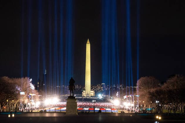 Bilder des Jahres 2021, News 01 Januar News Themen der Woche KW03 News Bilder des Tages Lights are illuminated along the National Mall as a tribute to the nearly 400,000 Americans killed by the Coronavirus COVID-19 pandemic, in Washington, DC on Monday, January 18, 2021. Along with the light tribute 200,000 small U.S., state and territorial flags were installed on the National Mall.  WAP20210118334 KEVINxDIETSCH