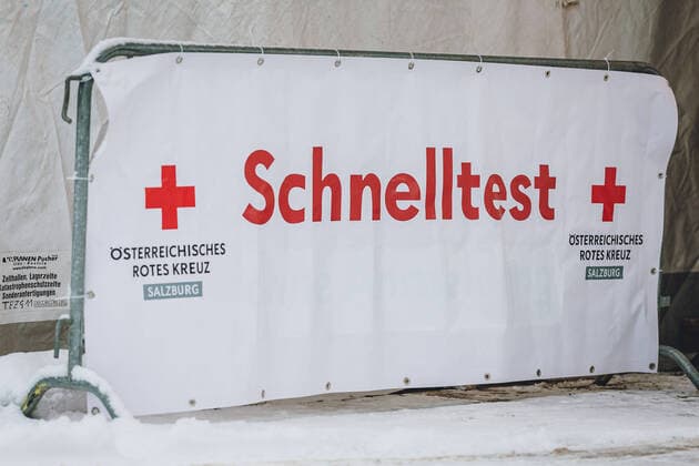 Zell am See THEMENBILD - seit 18. Jänner werden vom Roten Kreuz kostenlose Corona Schnelltests im Ferry Porsche Congress Center angeboten, aufgenommen am 18. Jänner 2021, Zell am See, Österreich Corona Teststation for all citizens on 2021 01 18, Zell am See, Austria.