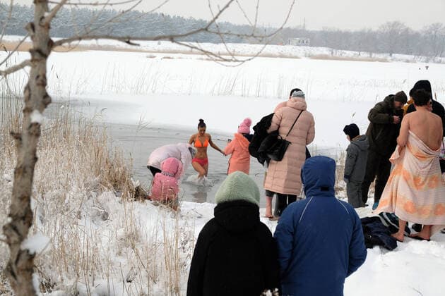 SIEVIERODONETSK, UKRAINE - JANUARY 19, 2021 - People take a dive in Lake Chyste on Epiphany, Sievierodonetsk, Luhansk Region, eastern Ukraine. Epiphany in Sievierodonetsk  Copyright: xOleksiixKovalovx