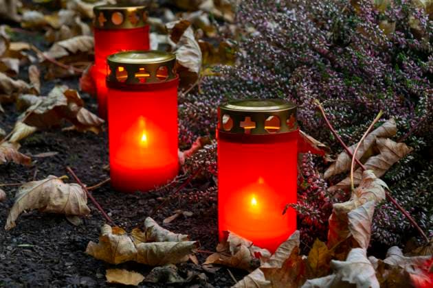 Grablampen auf dem Friedhof, Nordrhein-Westfalen, Deutschland, Europa *** Grave lamps at the cemetery, North Rhine-Westphalia, Germany, Europe 1100401096