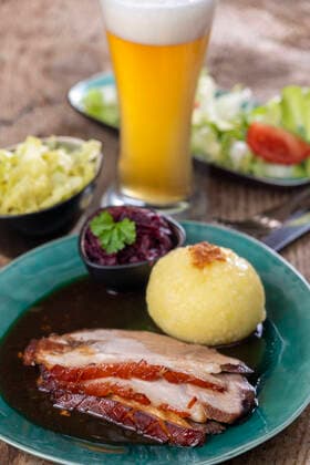 bayerischer Schweinebraten mit Knödeln *** Bavarian roast pork with dumplings 1035308025