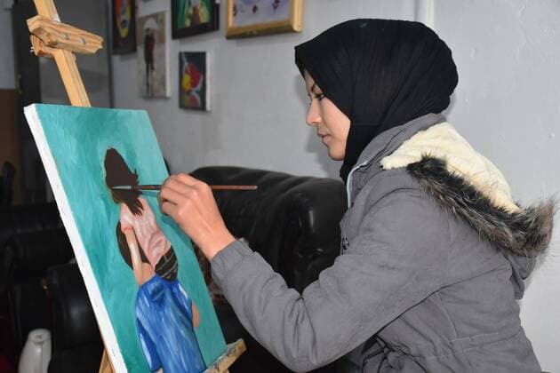 (210119) -- MAZAR-I-SHARIF, Jan. 19, 2021 -- An Afghan girl learns painting at an Art House for Women managed by artist Hafiza Mohammadi in Mazar-i-Sharif, capital of northern Balkh province, Afghanistan, Dec. 18, 2020. TO GO WITH Feature: Painting inspires Afghan girls to break through confinements of tradition (Photo by Xinhua) AFGHANISTAN-BALKH-PAINTING-GIRLS KawaxBasharat 