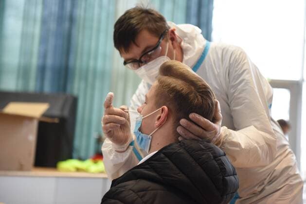 Hoyerswerda - Bisher keine positiven Fälle: Schnelltestangebot für Schüler 19.01.2021 gegen 10:00 Uhr Hoyerswerda, Berufsschulzentrum Konrad Zuse Fotograf: LausitzNews Im Rahmen der erneuten Aufnahme des Präsenzunterrichts für Schüler der Abschlussklassen in Oberschulen, Gymnasien und Berufsschulen in Sachsen konnten sich Schülerinnen und Schüler freiwillig auf das Coronavirus testen lassen. Auch im Landkreis Bautzen war dies möglich. Im Berufsschulzentrum Konrad Zuse in Hoyerswerda hat die Schnelle Einsatzgruppe des Arbeiter-Samariter-Bundes (ASB) am Montag und Dienstag Schnelltests bei rund 250 Schülerinnen und Schülern verschiedener Jugendlicher aus dem Landkreis Bautzen durchgeführt. Nach Angaben der Tester vor Ort gab es an beiden Copyright: xLausitzNewsx