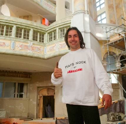 20.04.2004, Deutschland, Sachsen, Dresden, auf dem Foto Freddy Nock, Alfred Freddy Nock, Hochseilartist, hier nach seinem Lauf auf dem Hochseil zur Kuppel der Dresdner Frauenkirche im Innenraum der Frauenkirche fotografiert *** 20 04 2004, Germany, Saxony, Dresden, on the photo Freddy Nock, Alfred Freddy Nock, high wire artist, here photographed after his walk on the high wire to the dome of the Dresden Frauenkirche in the interior of the Frauenkirche