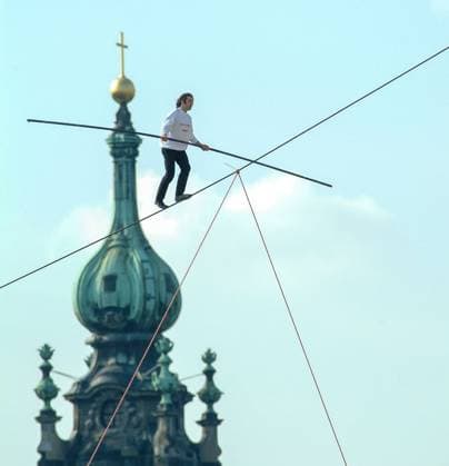 20.04.2004, Deutschland, Sachsen, Dresden, auf dem Foto Freddy Nock, Alfred Freddy Nock, Hochseilartist, hier während seines Laufes auf dem Hochseil zur Kuppel der Dresdner Frauenkirche fotografiert, im Hintergrund der Turm der Katholischen Hofkirche, Kathedrale *** 20 04 2004, Germany, Saxony, Dresden, on the photo Freddy Nock, Alfred Freddy Nock, high wire artist, here photographed during his walk on the high wire to the dome of the Dresden Frauenkirche, in the background the tower of the Catholic Court Church, Cathedral