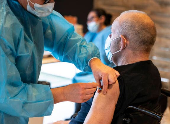 Vaccination af +65 borgere, som baade faar personlig pleje og praktisk bistand fra kommunen, er her igang i Brovst Hallen, onsdag den 13. januar 2021. Danmark modtager kun halvt saa mange doser af coronavaccinen fra Pfizer BioNTech i denne uge. Ogsaa de naeste uger vil der kommer faerre. 29. januar forventes en vaccine fra AstraZeneca godkendt. Statsminister Mette Frederiksen siger, at Danmark sammen med flere andre EU-lande vil have den distribueret nu. Det skal sikre, at vaccinen kan tages i brug, naar den forventet bliver godkendt. Det skriver Ritzau, onsdag den 20. januar 2021.. , Brovst Jylland Denmark Copyright: HenningxBagger HenningxBaggerx cop777 spdk20210120-080643-L