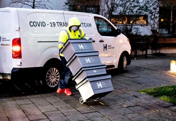 (ARKIV) Beboer Carl-Einar paa Plejecenter Faelledgaarden faar vaccine fra Pfizer-BioNTech mod Covid-19 foraarsaget af coronavirus, paa OEsterbro i Koebenhavn soendag den 27. december 2020. Danmark modtager kun halvt saa mange doser af coronavaccinen fra Pfizer BioNTech i denne uge. Ogsaa de naeste uger vil der kommer faerre. 29. januar forventes en vaccine fra AstraZeneca godkendt. Statsminister Mette Frederiksen siger, at Danmark sammen med flere andre EU-lande vil have den distribueret nu. Det skal sikre, at vaccinen kan tages i brug, naar den forventet bliver godkendt. Det skriver Ritzau, onsdag den 20. januar 2021.. , Copenhagen Denmark Copyright: NILSxMEILVANG NilsxMeilvangx cop777 spdk20210120-080732-L