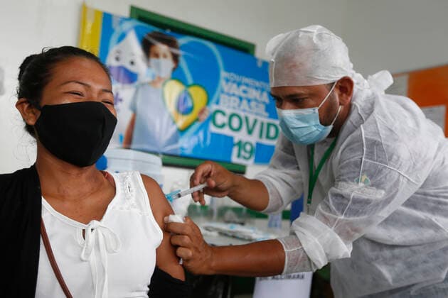 Bilder des Jahres 2021, News 01 Januar News Themen der Woche KW03 (210120) -- AMAZONAS, Jan. 20, 2021 -- A woman receives a dose of China s COVID-19 vaccine in the city of Tabatinga in the state of Amazonas, Brazil, Jan. 19, 2021. Brazil launched a mass immunization campaign against the COVID-19 pandemic in every state starting at 5:00 p.m. Monday local time (2000 GMT). As of Monday afternoon, all states were expected to have received their doses of the CoronaVac vaccine developed by Chinese laboratory Sinovac in collaboration with the Butantan Institute of Sao Paulo, one of the world s leading scientific research centers. (Photo by Xinhua) BRAZIL-AMAZONAS-COVID-19-VACCINE-MASS INOCULATION LucioxTavora 