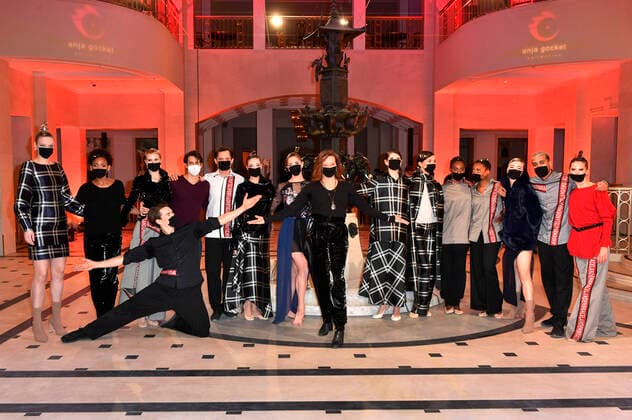 Bilder des Jahres 2021, Entertainment 01 Januar Entertainment Themen der Woche KW03 Anja Gockel mit Models bei der Anja Gockel Fashion & Art Show Embraceland im Rahmen der Berlin Fashion Week Autumn Winter 2021 22 im Hotel Adlon. Berlin, 19.01.2021 *** Anja Gockel with models at the Anja Gockel Fashion Art Show Embraceland during the Berlin Fashion Week Autumn Winter 2021 22 at the Hotel Adlon Berlin, 19 01 2021 Foto:xF.xKernx xFuturexImage