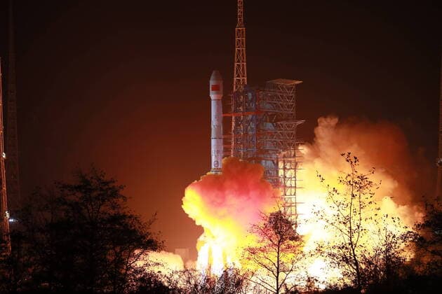 Bilder des Jahres 2021, News 01 Januar News Themen der Woche KW03 News Bilder des Tages XICHANG, CHINA - JANUARY 20: A Long March-3B carrier rocket carrying the Tiantong 1-03 satellite, a new mobile telecommunication satellite, blasts off from Xichang Satellite Launch Center on January 20, 2021 in Xichang, Liangshan Yi Autonomous Prefecture, Sichuan Province of China.  Copyright: xVCGx CFP111314245892