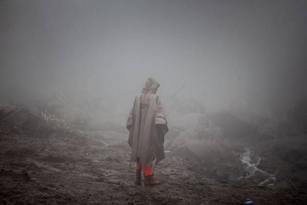 IMAGO Nature: Unsere Erde, Klimawandel, Überschwemmungen January 20, 2021, Bogor, West Java, Indonesia: A man stands near a flash flood point in the Gunung Mas area, Bogor, West Java, Indonesia. flash floods that are suspected due to extreme weather caused as many as 900 people to be evacuated to evacuation posts. Bogor Indonesia - ZUMAz107 20210120_zip_z107_011 Copyright: xMuhammadxZaenuddinx