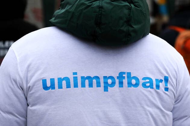 T-Shirt mit dem Schriftzug: unimpfbar! - Corona-Demo - Für mehr Frieden und Freiheit - zwei Corona-Demos in der Fuldaer Innenstadt - Protest gegen die Corona-Regeln und die Impfungen - Impfgegner - Impfstoff gegen Corona - Corona - Corona-Pandemie - Covid 19 - COVID-19 - SARS-CoV-2 - Corona-Zeit - Coronakrise - Corona-Welle - Corona-Virus - Coronavirus - Corona-Widerstand - Corona-Protest - Corona-Proteste - Corona-Widerstand - Corona-Einschränkungen - Corona-Maßnahmen - Angst vor dem Coronavirus - Schutz vor dem Coronavirus - Corona-Leugner - Corona-Skeptiker - Corona-Restriktionen - Coronaprotest - Demo für mehr Frieden und Freiheit - Fulda, Deutschland, DEU, GER, 16.01.2021 - Fulda-Innenstadt: Demonstration gegen die Gesundheitspol
