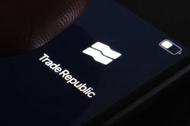 Symbolfoto: Das Logo des Fintechs und Online-Brokers Trade Republic ist auf dem Display eines Smartphone zu sehen. Berlin, 20.01.2021. Berlin Deutschland *** Symbol photo The logo of fintech and online broker Trade Republic can be seen on the display of a smartphone Berlin, 20 01 2021 Berlin Germany Copyright: xThomasxTrutschel photothekx