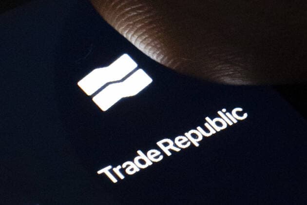 Symbolfoto: Das Logo des Fintechs und Online-Brokers Trade Republic ist auf dem Display eines Smartphone zu sehen. Berlin, 20.01.2021. Berlin Deutschland *** Symbol photo The logo of fintech and online broker Trade Republic can be seen on the display of a smartphone Berlin, 20 01 2021 Berlin Germany Copyright: xThomasxTrutschel photothekx