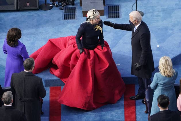Bilder des Jahres 2021, Entertainment 01 Januar Entertainment Themen der Woche KW03 Entertainment Bilder des Tages President-elect Joe Biden greets Lady Gaga when she arrives at the U.S. Capitol for the inauguration of President Joe Biden at the 59th Presidential Inauguration on Wednesday, January 20, 2021 in Washington DC. Pool  WAX20210120593 SusanxWalsh