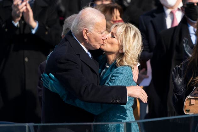 Bilder des Jahres 2021, News 01 Januar News Themen der Woche KW03 January 20, 2021, Washington, District of Columbia, USA: United States President Joe Biden kisses Jill Biden after taking the Oath of Office as the 46th President of the US at the US Capitol in Washington, DC on Wednesday, January 20, 2021. Credit: Chris Kleponis CNP Washington USA - ZUMAs152 20210120_zaa_s152_1096 Copyright: xChrisxKleponisx-xCnpx