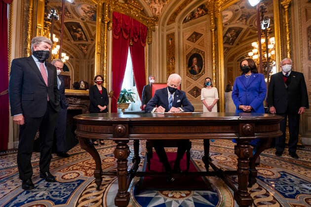 Bilder des Jahres 2021, News 01 Januar News Themen der Woche KW03 News Bilder des Tages January 20, 2021, Washington, District of Columbia, USA: US President JOE BIDEN signs three documents including an Inauguration declaration, cabinet nominations and sub-cabinet nominations, as US Vice President KAMALA HARRIS (R) watches in the Presidents Room at the US Capitol after the inauguration ceremony to making Biden the 46th President. Washington USA - ZUMAs152 20210120_zaa_s152_1073 Copyright: xJimxLoxScalzox