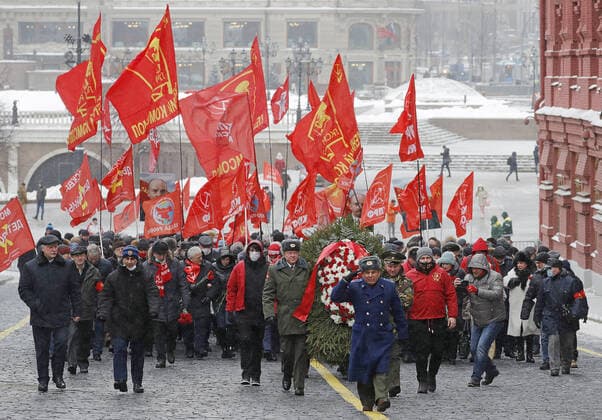 Bilder des Jahres 2021, News 01 Januar News Themen der Woche KW03 News Bilder des Tages MOSCOW, RUSSIA - JANUARY 21, 2021: People take part in a flower laying ceremony at Lenin s Mausoleum on the day of the 97th death anniversary of Russian revolutionary Vladimir Lenin. Mikhail Japaridze TASS  TS0F4BBC