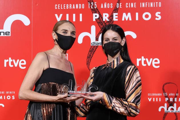 Bilder des Jahres 2021, Entertainment 01 Januar Entertainment Themen der Woche KW03 Mona Martinez presents the award to Milena Smit at the Dias de Cine awards 2021 at the Reina Sofia Art Museum on January 20, 2020 in Madrid, Spain.(AlterPhotos ItahisaHernandez) (2020012056)