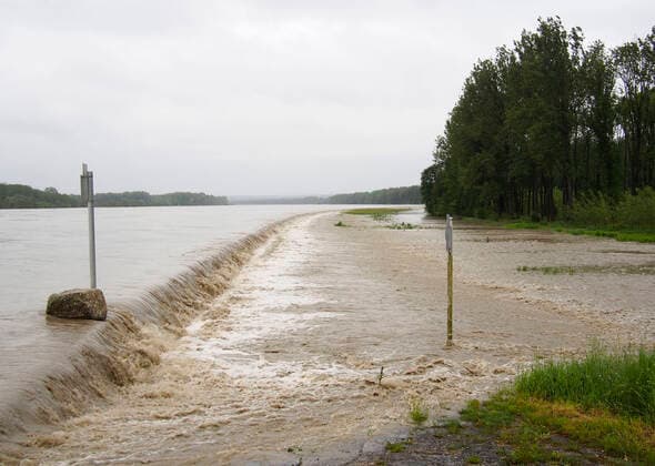 Flood Prevention ST.PANTALEON ERLA, AUSTRIA - JUN 03, 2013: overflow-system leads water to the forest. The dam of the power plant Wallsee-Mitterkirchen has a lower part, where water can flow into the riverside forest St.Pantaleon Erla Austria *** Hochwasserschutz ST PANTALEON ERLA, ÖSTERREICH 03.06.2013 Überlaufsystem leitet Wasser in den Wald Der Damm des Kraftwerks Wallsee Mitterkirchen hat einen unteren Teil, in dem Wasser in den Auenwald fließen kann St. Pantaleon Erla Österreich Copyright: xWolfgangxSimlingerx