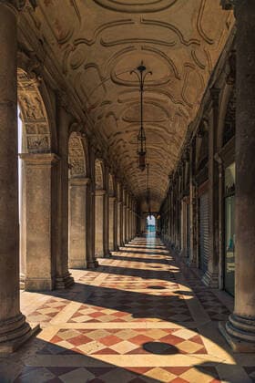 Inside arc of Doge s Palace (Palazzo Ducale) Italy, Venice - July 09, 2017: Inside arc of Doge s Palace (Palazzo Ducale) *** Innenbogen des Dogenpalastes Palazzo Ducale Italien, Venedig 09. Juli 2017 Innenbogen des Dogenpalastes Palazzo Ducale Copyright: xoffenberg@gmx.dex