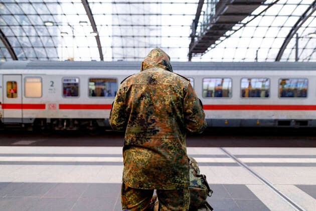 Ein Bundeswehrsoldat reist mit der Bahn. Alle in einem aktiven Dienstverhältnis stehenden Soldatinnen und Soldaten der Bundeswehr reisen in Uniform, mit Truppenausweis und Bundeswehr-Ticket bei der Deutschen Bahn kostenfrei. (Themenbild, Symbolbild) Berlin, 21.01.2021