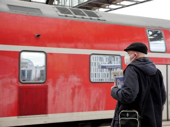 21.01.2021, Berlin - Deutschland. Verschärfte Regeln in der Corona-Krise zum Tragen einer FFP2-Maske oder OP-Maske in den öffentlichen Verkehrsmitteln.