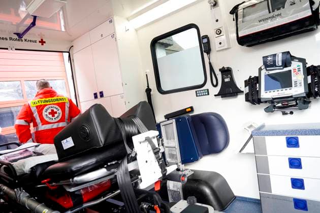 Symbolbild Rettungsdienst, Deutsches Rotes Kreuz Symbolfoto Sanitaeter mit Uniform und Aufschrift Rettungsdienst in einem Intensivtransportwagen (ITW) des Deutschen Roten Kreuz dies ist ein Fahrzeug des Rettungdienst um intensivpflichtige Patienten im Notfall zwischen Intensivstationen von Krankenhaus zu Krankenhaus zu transportieren Deutschland *** Symbolic picture rescue service, German Red Cross Symbolic picture paramedic with uniform and inscription rescue service in an intensive care transport vehicle ITW of the German Red Cross this is a vehicle of the rescue service to transport intensive care patients in emergency between intensive care units from hospital to hospital Germany