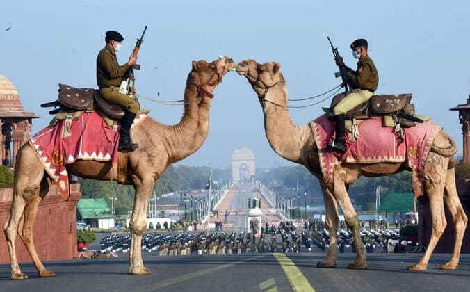 Bilder des Jahres 2021, News 01 Januar News Themen der Woche KW03 NEW DELHI, INDIA - JANUARY 21: Border Security Force (BSF) camel contingent stands guard at Raisina Hills during the rehearsals for Beating Retreat 2021, at Raisina hill on January 21, 2021 in New Delhi, India. (Photo By Sonu Mehta Hindustan Times) Republic Day Rehearsals
