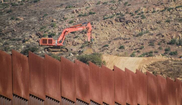 Bilder des Jahres 2021, News 01 Januar News Themen der Woche KW03 News Bilder des Tages View of the US border wall in the city of Tijuana, Baja California, Mexico, 21 January 2021. The halt on the construction of the wall on the border between the United States and Mexico, announced by the new President of the United States, Joe Biden, became a hope of achieving the American dream for hundreds of migrants, mostly Central Americans, who are stranded in the Mexican city of Tijuana. Without the wall, migrants stranded in Tijuana hope to reach the United States !ACHTUNG: NUR REDAKTIONELLE NUTZUNG!  Copyright: xJoebethxTerriquezx MEX3643 20210122-637468863795146066