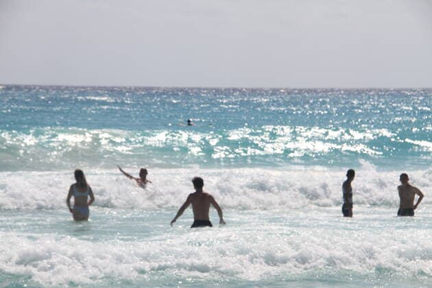 Heavy movement of people at Mandala beach amid COVID-19. January 21, 2021, Cancun, Mexico: Heavy movement of people at Mandala beach amid COVID-19. With the hot weather, many people take advantage of that, flooding Mandala beach, swimming and chilling out on the shore and mostly without using masks. Heavy movement of people at Mandala beach amid COVID-19.  Copyright: xNiyixFotex