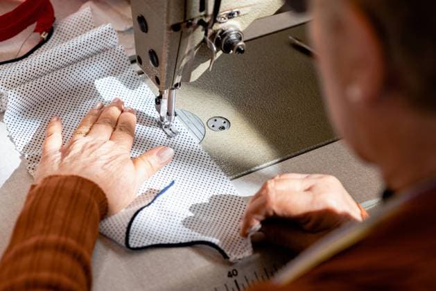 IMAGO Creative: Kreative Renaissance -- der junge Entrepreneur Cropped unrecognizable senior seamstress sitting at sewing machine and stitching piece of cloth while working in workshop, Model released, Property released Copyright: xGaldricxPenarrojax MR